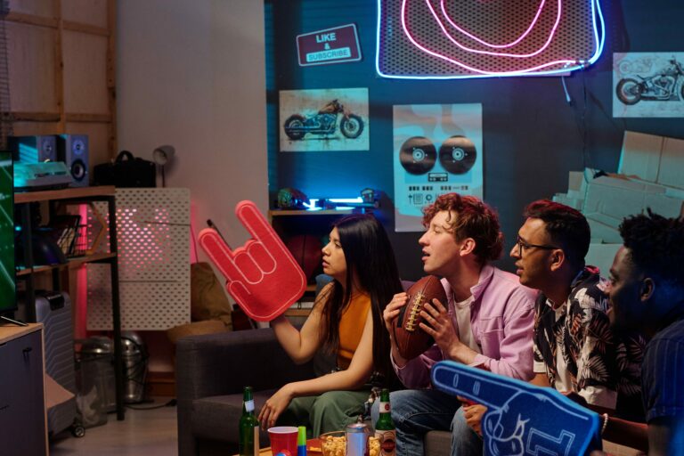 Freunde vor dem Fernseher